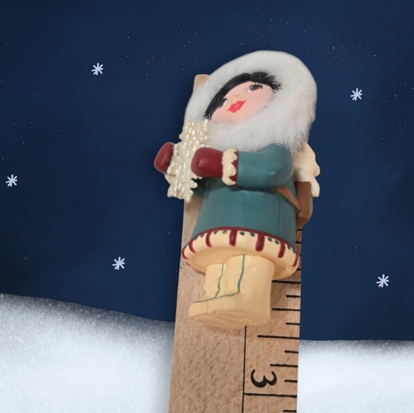 NWOT Vintage 2000 Hallmark Keepsake Christmas Ornament Bringing Her Gift Eskimo - Picture 8 of 8